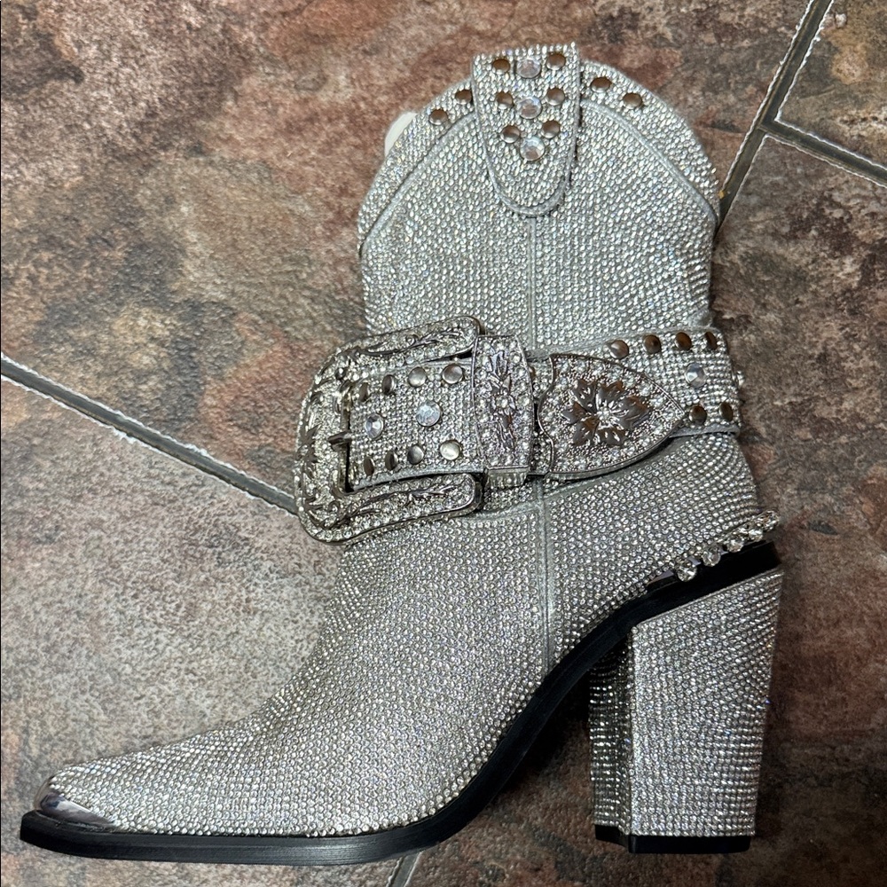 (EXX). SHARP SHERIFF SHINE COWBOY BOOTS - SILVER
NWOB